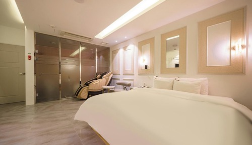 Room (Suite (Styler Netflix Bathtub))