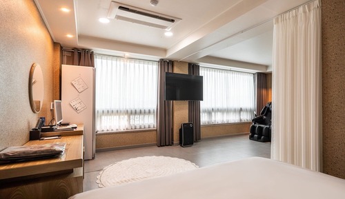 Room (VIP Room (Suite Room B))