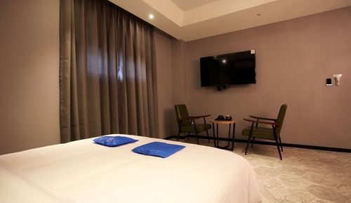 Room (Premium (OTT))