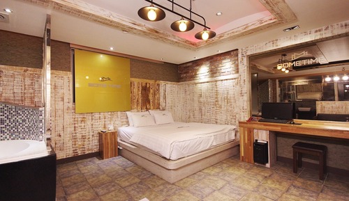 Room (Premium (Netflix Available Bathtub Ho)