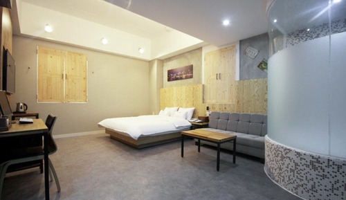 Room (Deluxe (random assignment within Delu)