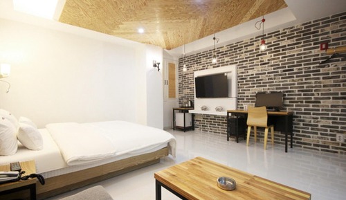 Room (Premium (random allocation within pre)
