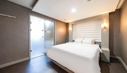 Room (Suite A/Free breakfast and abalone po)