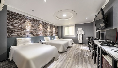 Room (Suite Triple (3SGL bag 2PC rain showe)