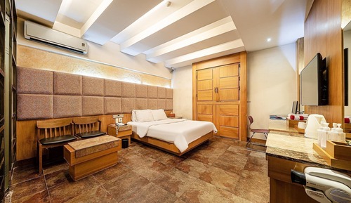 Room (Standard (2 parking spaces per room b)