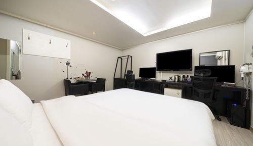 Room (Game room 2 PCs (Battlegrounds availa)