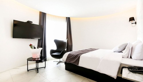 Room (Deluxe - Lake View)