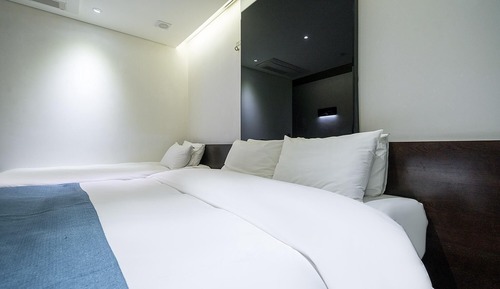 Room (Twin)
