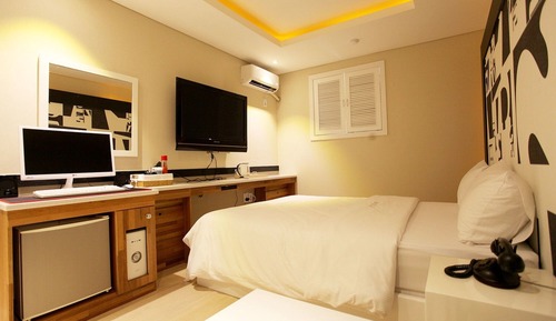 Room (Standard room (1 PC Netflix available)