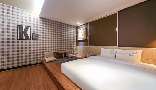 Room (Tatami room (free Netflix))