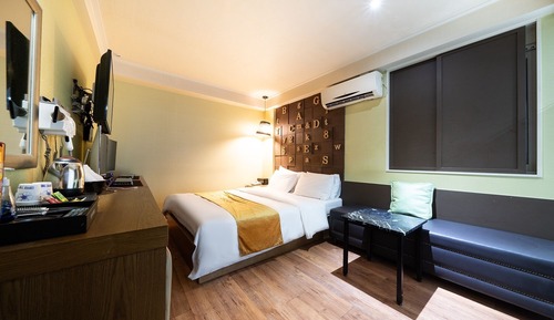 Room (Semi-private Couple PC Room)