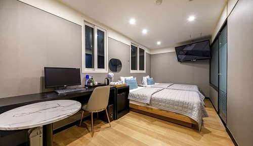 Room (Twin)