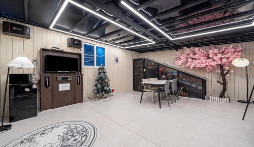 Room (VIP duplex - party room (dining table)