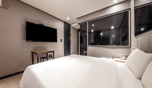 Room (2PC room (LOL Overwatch Netflix avail)