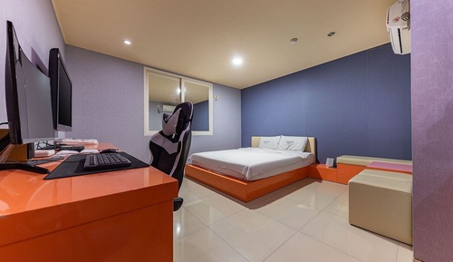 Room (Gaming Room - Netflix YouTube)