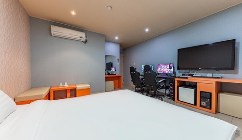Room (Couple PC Room - Netflix YouTube)