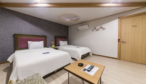 Room (Twin)