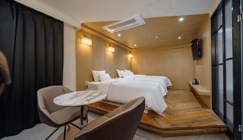 Room (Suite Twin - Couple PC + twin bed/kin)