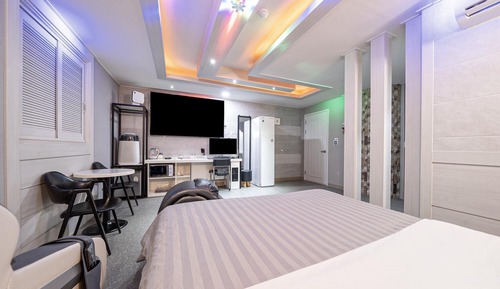 Room (VIP suite (75 inches TV massage chair)