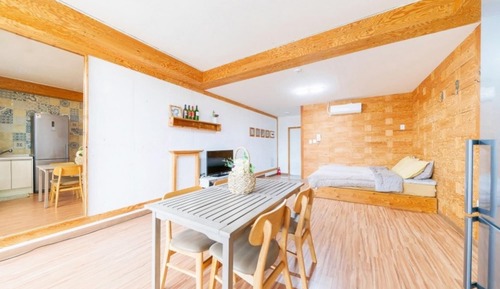 Room (Dining Room 101)