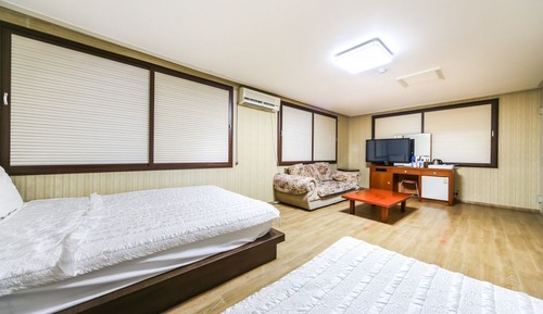 Room (Twin)