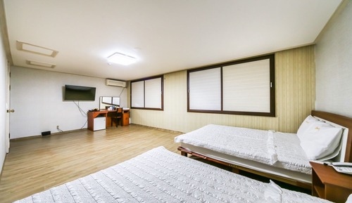 Room (Family room)