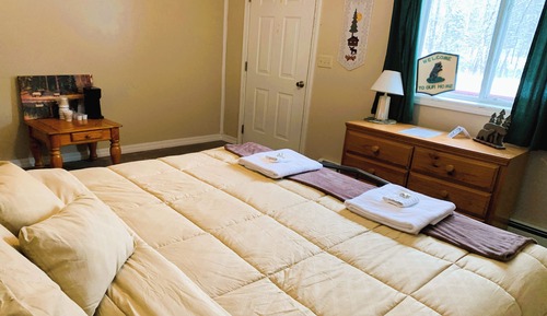 Family Room, 1 King Bed (Riverfront)