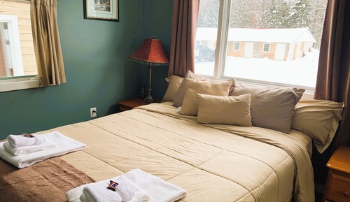 Room, 1 Queen Bed, Kitchenette (Riverfront)