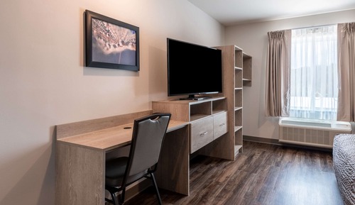 QUEEN SUITE WITH SOFA/DISHWASHER (DISHES/COOKWARE INCLUDED)