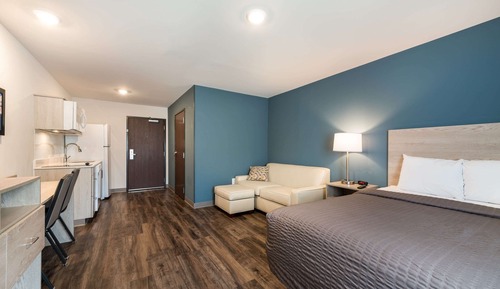 QUEEN SUITE WITH SOFA