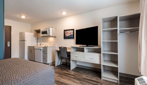 Queen Suite w/ Dishwasher (Dishes/Cookware Included)