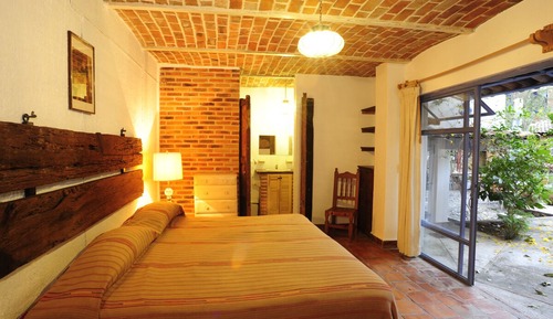 Room (Courtyard)