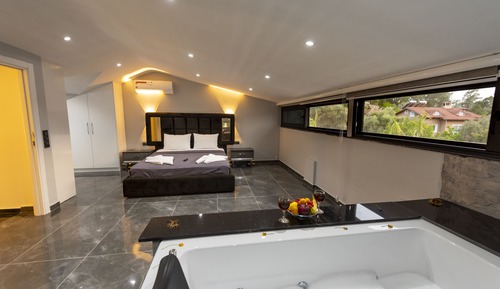Luxury Villa, Multiple Beds, Jetted Tub, Pool View