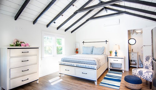 Large Studio Cottage - Queen Bed