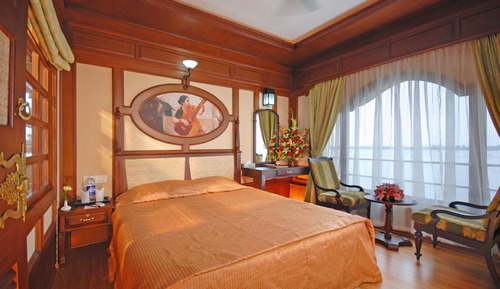 Family Room (2-bedroom Houseboat)