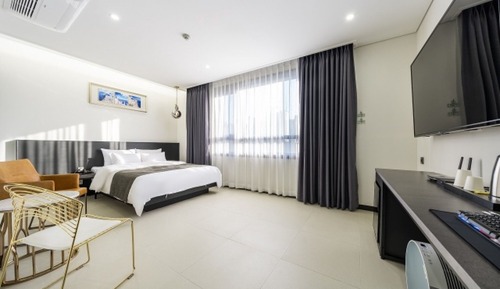 Room (Standard A (10 pyeong 65-inch TV air )
