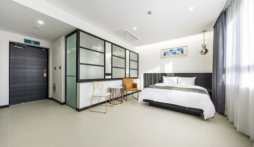 Room (Late Check-in and out (Random Room))