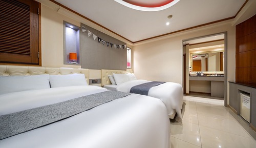 Room (OTT + twin special room (2 double bed)