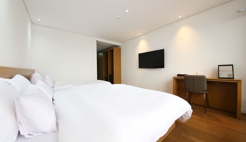 Room (Deluxe Twin (Free Netflix cable car d)