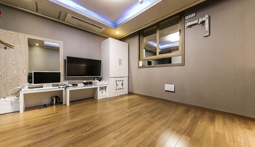 Room (Ondol Room)