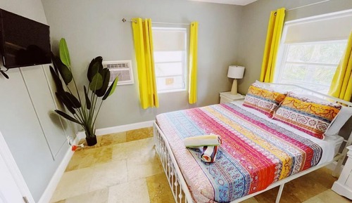 Deluxe 1-Bedroom Queen w/ Kitchen & Sofa Bed