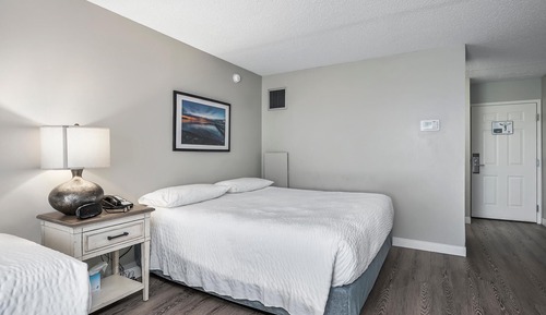 Room, Multiple Beds, Hot Tub (FBSDK)