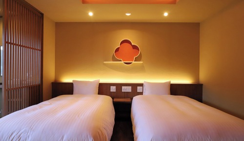 [Roshokan Japanese western style room] Twin bed with Futon & Shower room