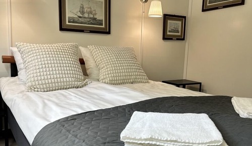 Twin bedroom with shared bathroom