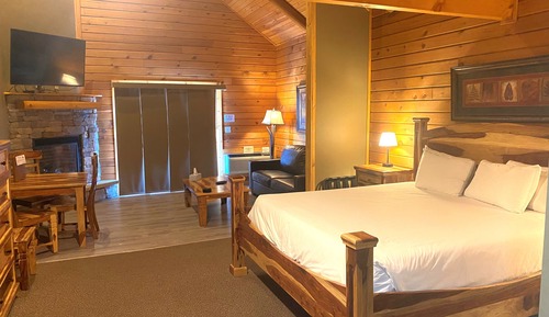 C 50R - Comfort Cabin, 1 King bed, Pet Friendly, Mountainside (May hear neighbors)