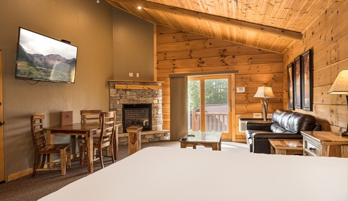 C 49R - Comfort Cabin,1 King Bed, Pet Friendly, Mountainside (May hear neighbors)