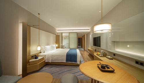 Deluxe Room, 1 King Bed, Lake View