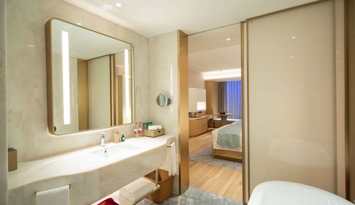 Deluxe Room, 1 King Bed (Courtyard)