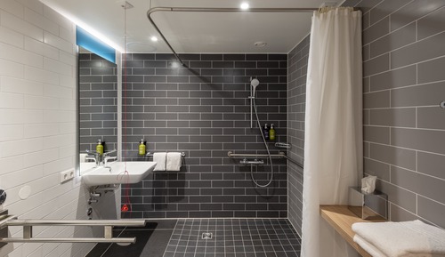 Standard Room, 1 Queen Bed, Accessible Bathtub