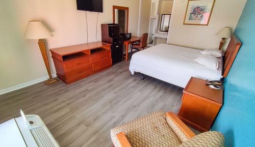 Traditional Room, 1 Queen Bed, Smoking, Refrigerator & Microwave
